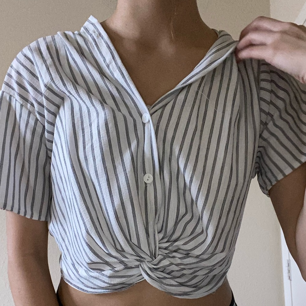 Crop button up - Picture 2 of 2